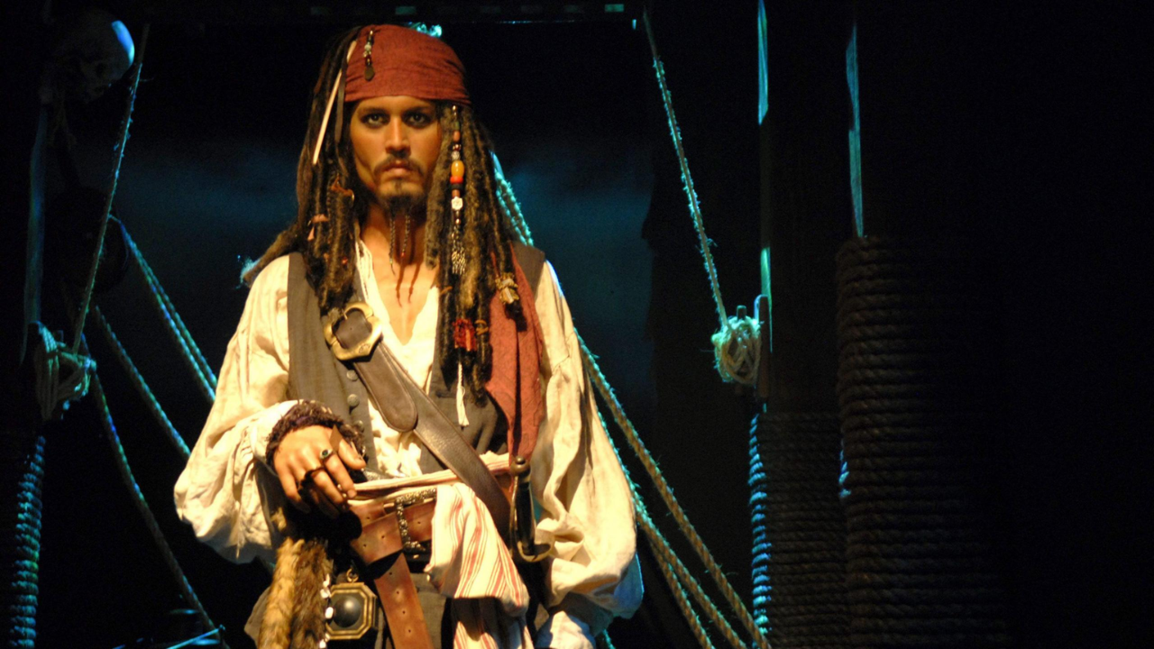 Johnny Depp interpreta a Jack Sparrow.