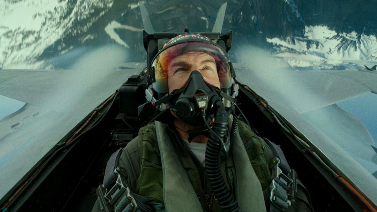 Tom Cruise sabe pilotear aviones.