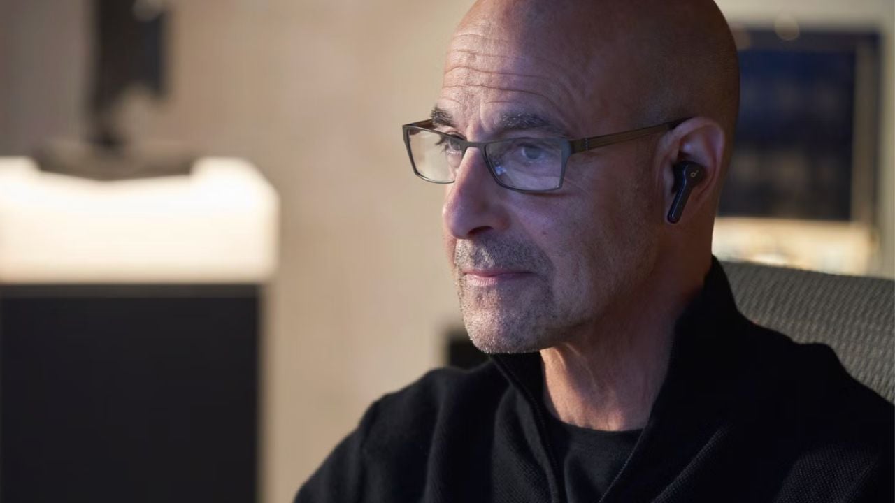 Stanley Tucci como Bernard Orlick en Citadel. 