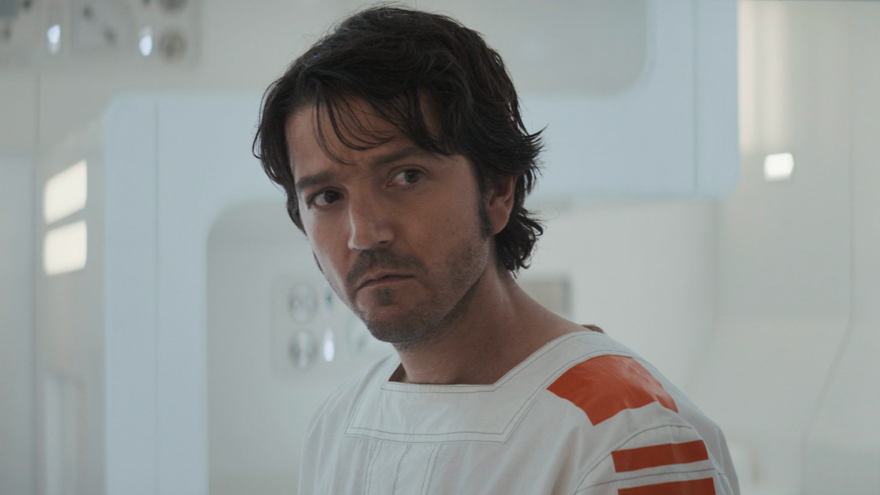 Además el traje de la prisión tiene los colores del traje rebelde.