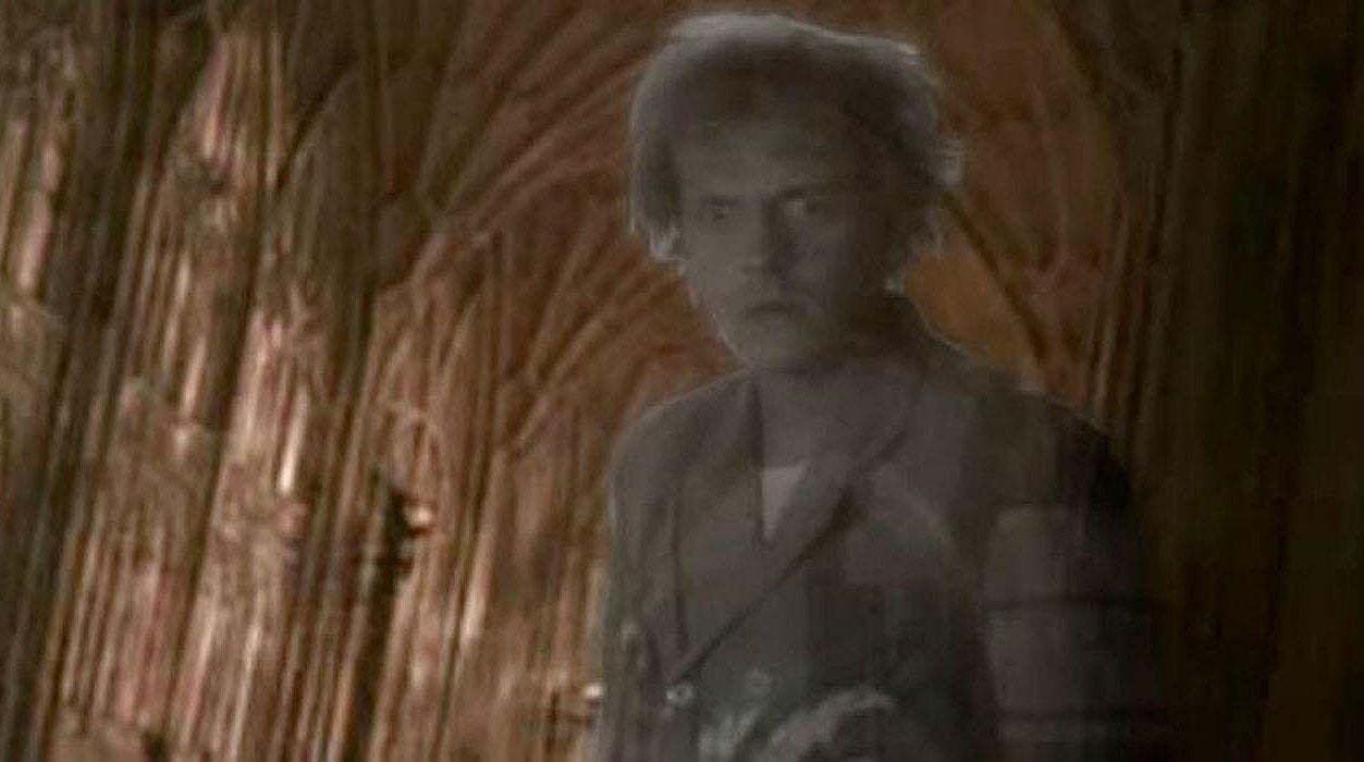 Rik Mayall como Peeves.