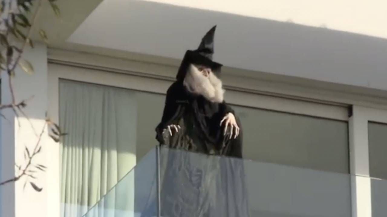 La bruja apuntando a casa de la madre de Pique