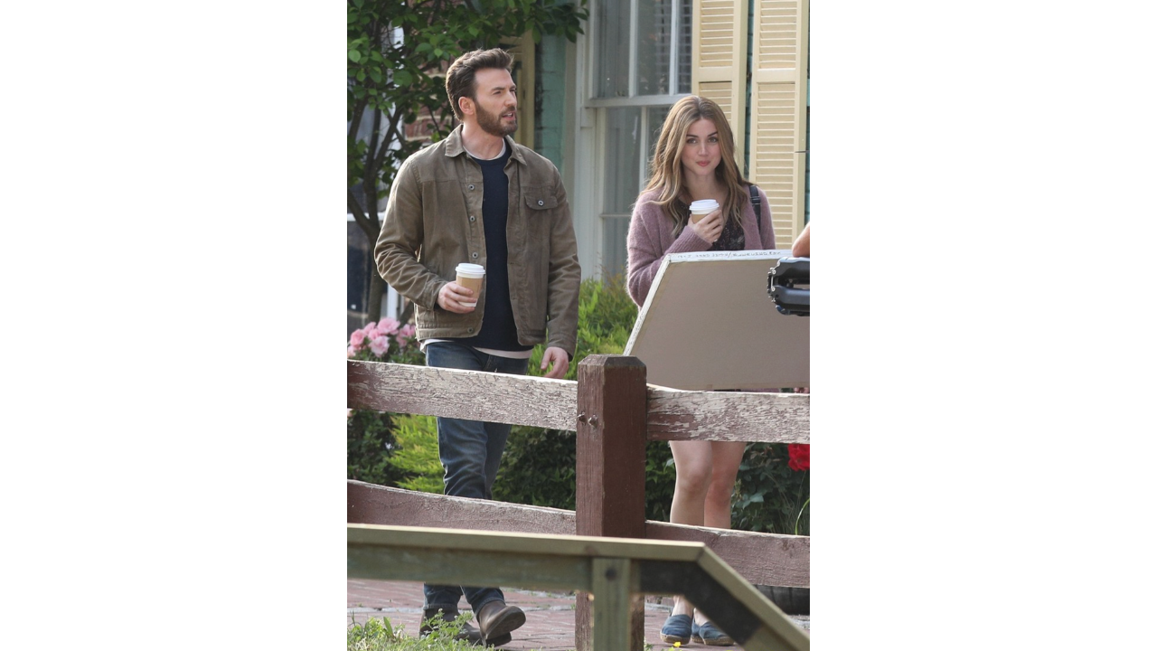 Chris Evans y Ana de Armas en 'Ghosted'.