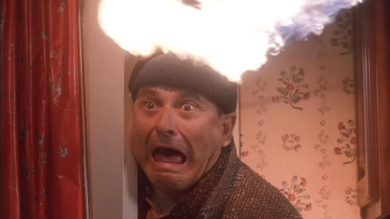 La escena donde prenden fuego al ladrón Harry.