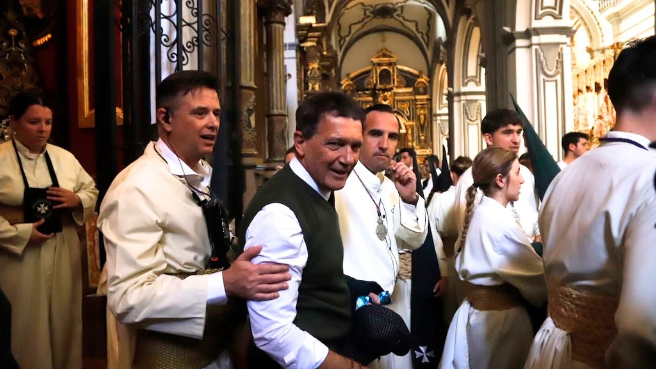 Antonio Banderas ejerce como capataz en la estación de penitencia de la Cofradía de Lágrimas y Favores.