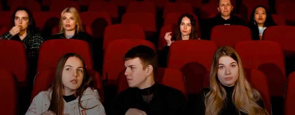 La generación Z está salvando a los cines: nuevo estudio revela que jóvenes de 18 a 29 años son los responsables del éxito en la taquilla de Hollywood