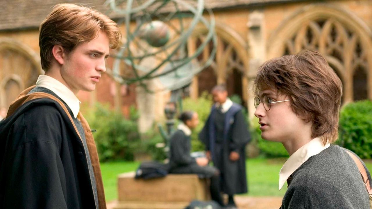 Robert Pattinson como Cedric Diggory al lado de Daniel Radcliffe.