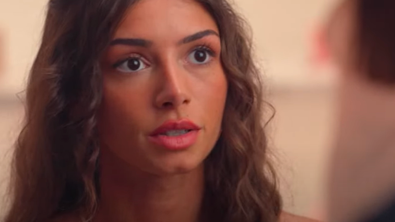 Mimi Keene interpreta a Rubí en 'Sex Education'