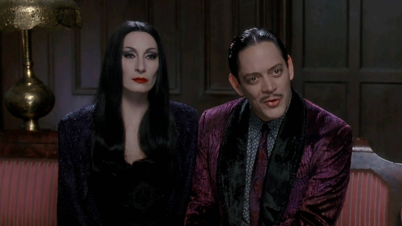 Anjelica Huston y el actor puertorriqueño Raúl Julia en 'Los locos Addams'.