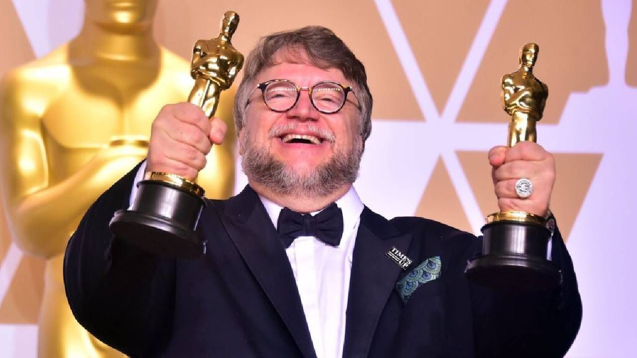 Guillermo del Toro con sus Oscars en 2018