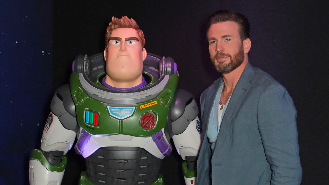 Chris Evans se opuso a la censura del beso lésbico en la película.