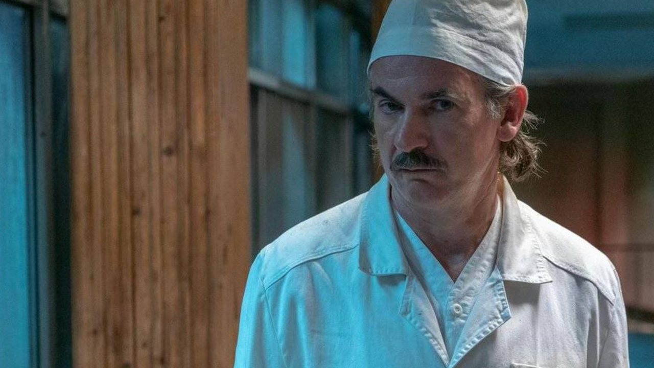 Paul Ritter como Anatoly Dyatlov en 'Chernobyl', la serie.  