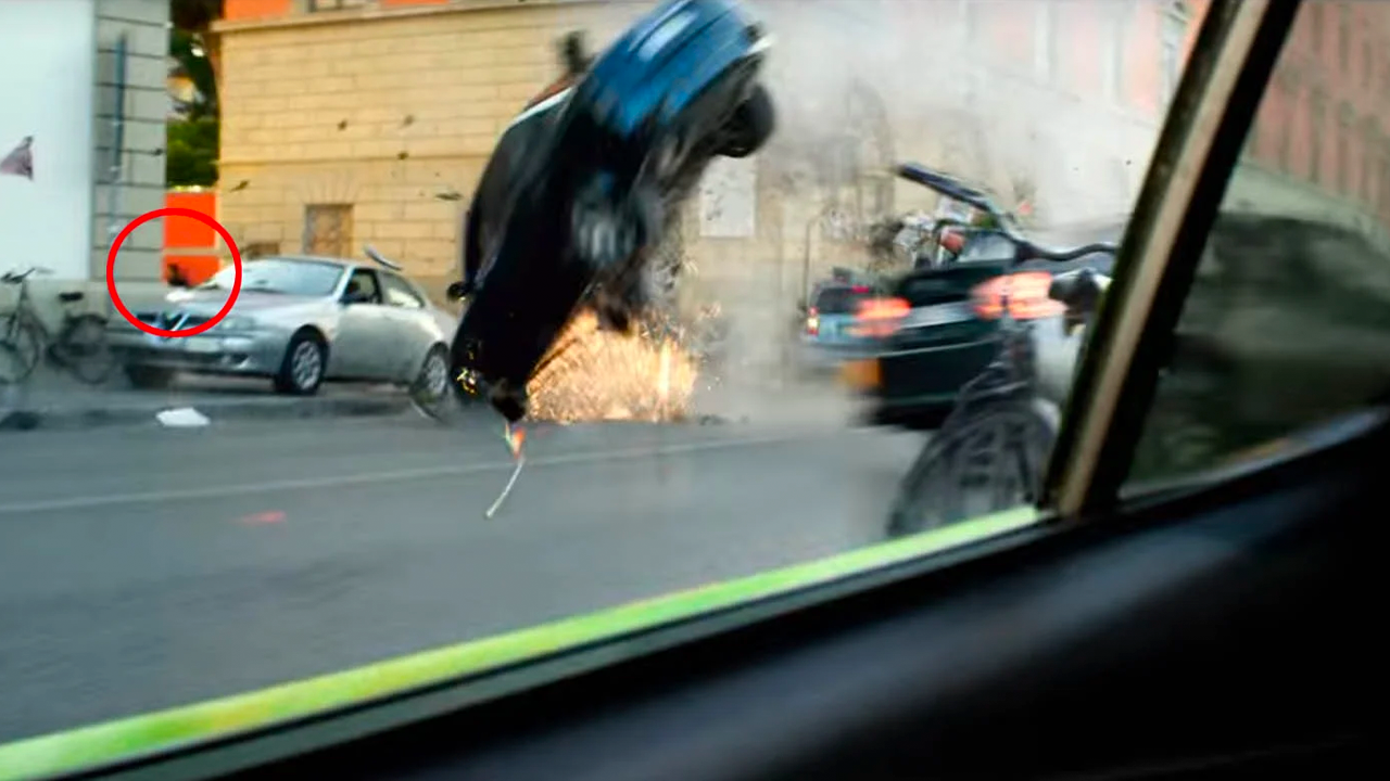 Ryan Reynolds va en el auto y al mismo tiempo graba un comercial