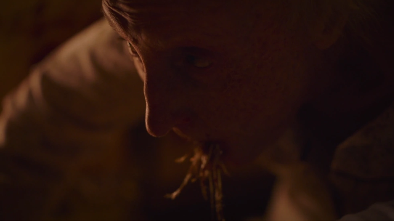 Después de morder el cuello de Connie, Nana se percata de la presencia de Sarah.