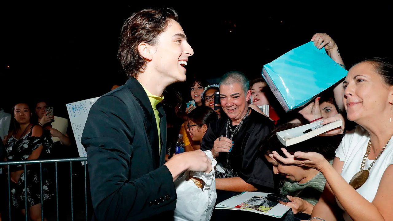 Timothée Chalamet regalando bagels en la premiere de 'The King' en NY