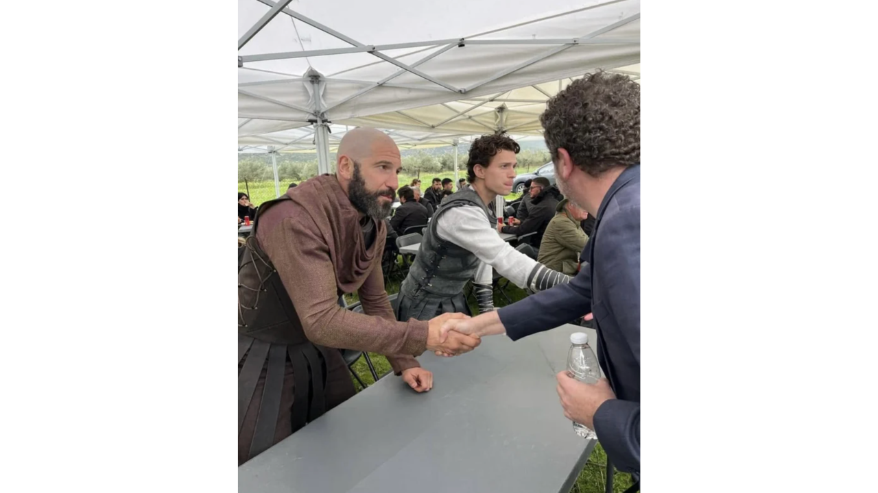 Jon Bernthal interpreta a Menelao, rey de Esparta y esposo de Helena.
