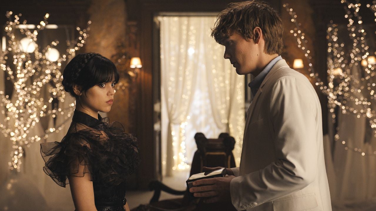 Tyler le regaló una dalia negra cuando fueron al baile