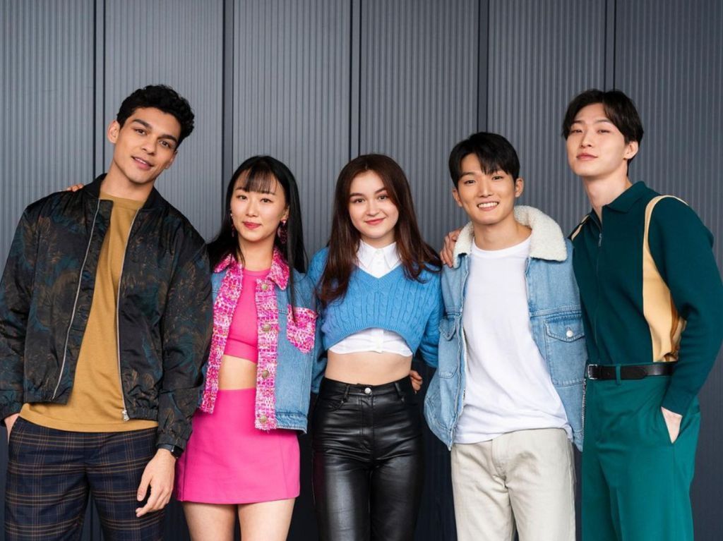 El elenco de 'Besos, Kitty' durante su primera temporada