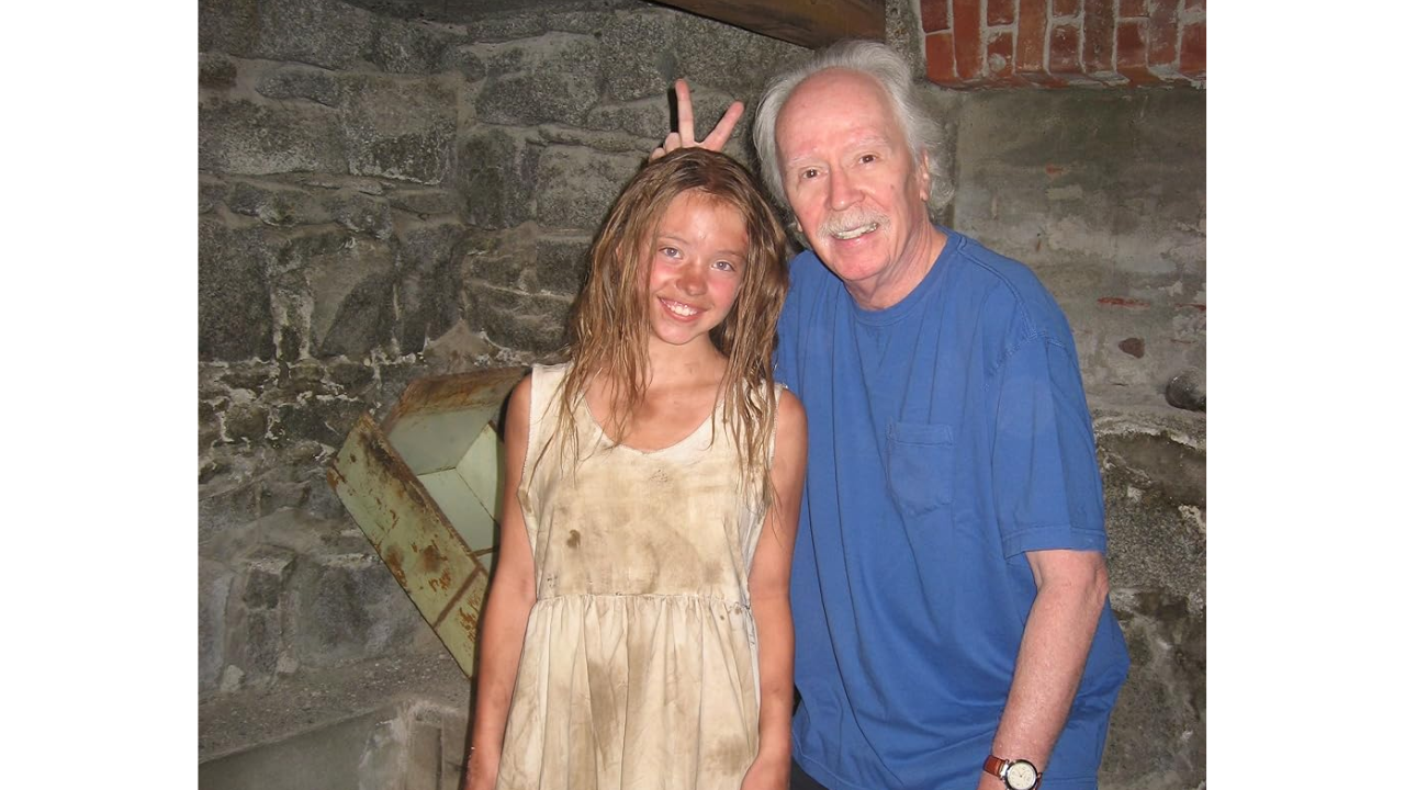 Sydney Sweeney y John Carpenter durante el rodaje de 'The Ward'.