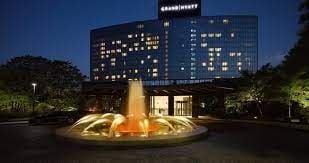 La fachada del Hotel King se encuentra en el centro de Seúl, Myeingdong e Itaewon