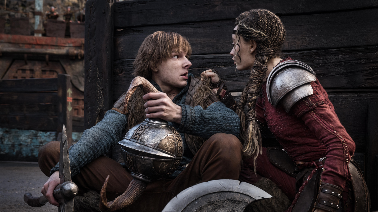Mason Thames como Hipo y Nico Parker como Astrid.