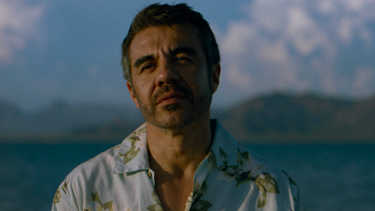 Adrián Uribe tiene 50 años.