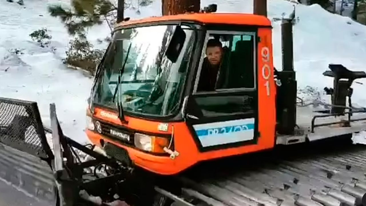 Jeremey Renner a bordo de su Snow Cat