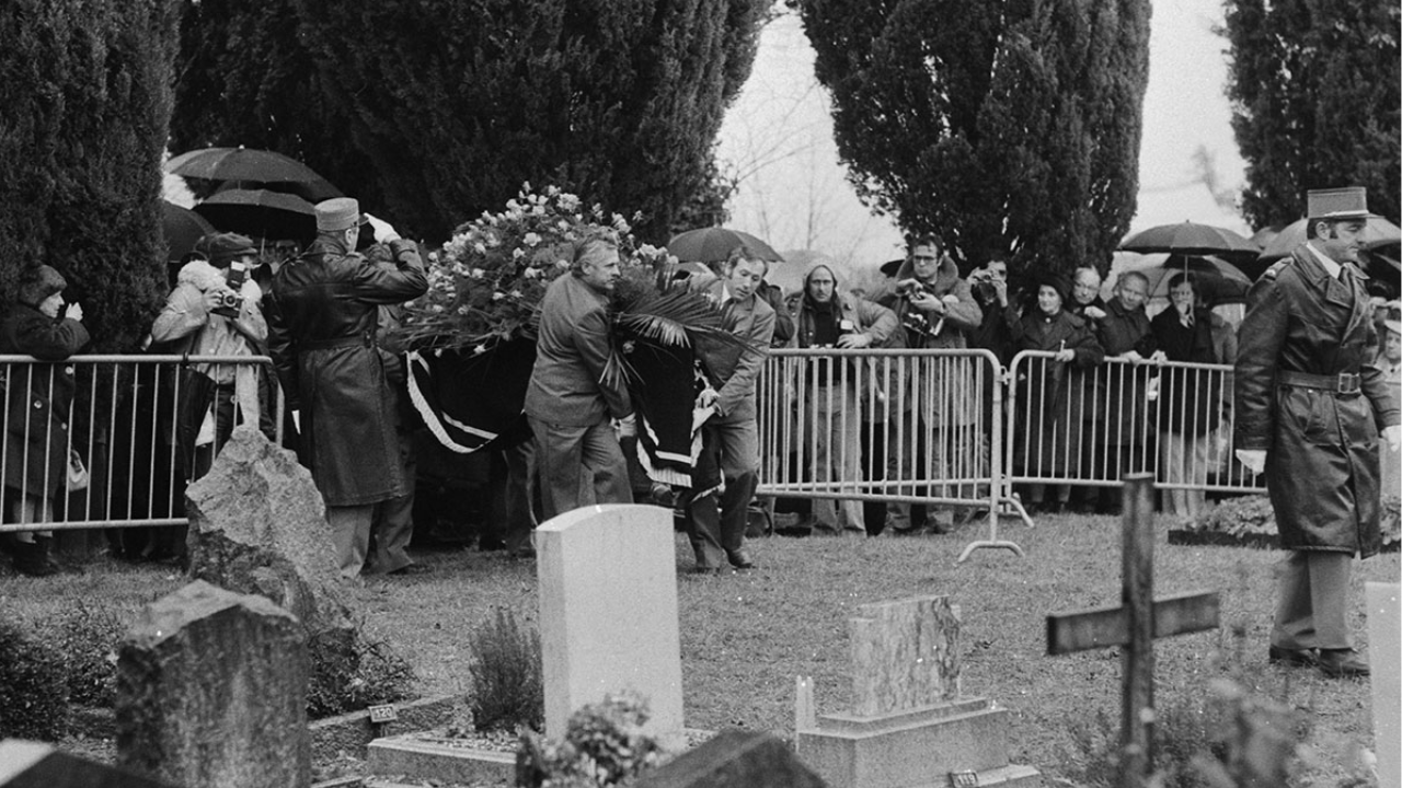 Charlie Chaplin es enterrado en Corsier-sur-Vevey en diciembre de 1977.