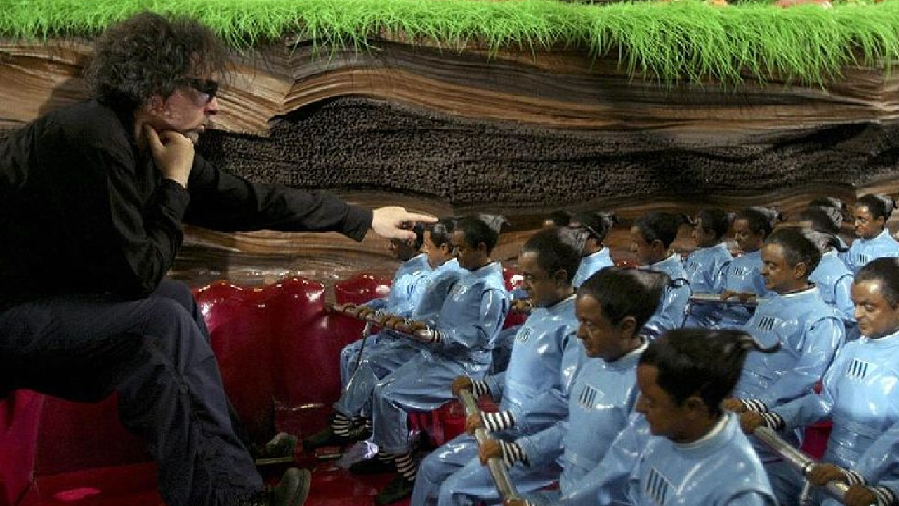 Tim Burton con las figuras animatrónicas.