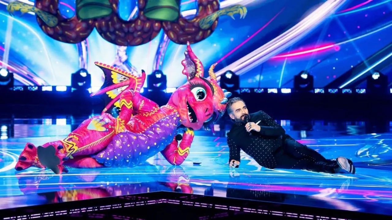 El personaje de Alebrije junto a Omar Chaparro.