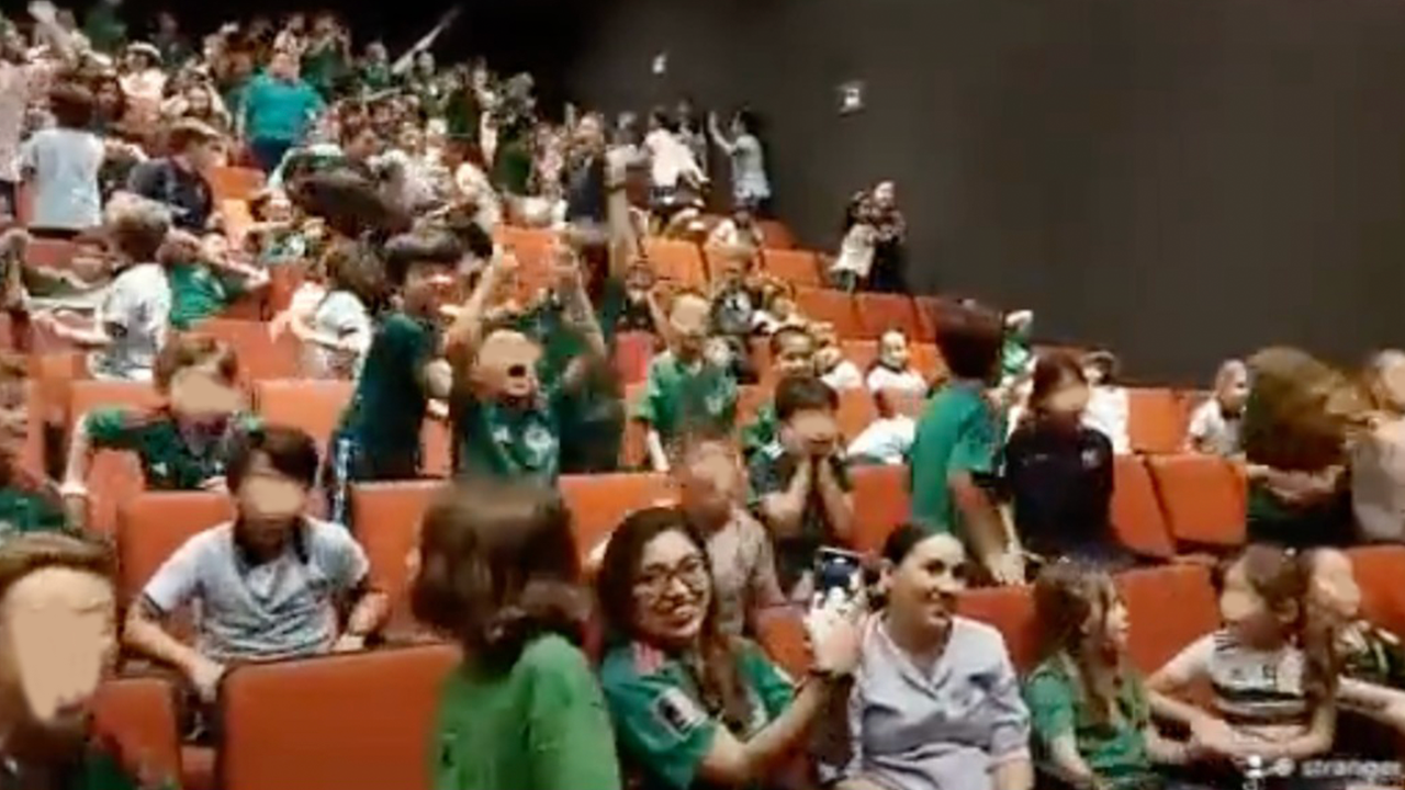 Los niños le echan porras a Memo.