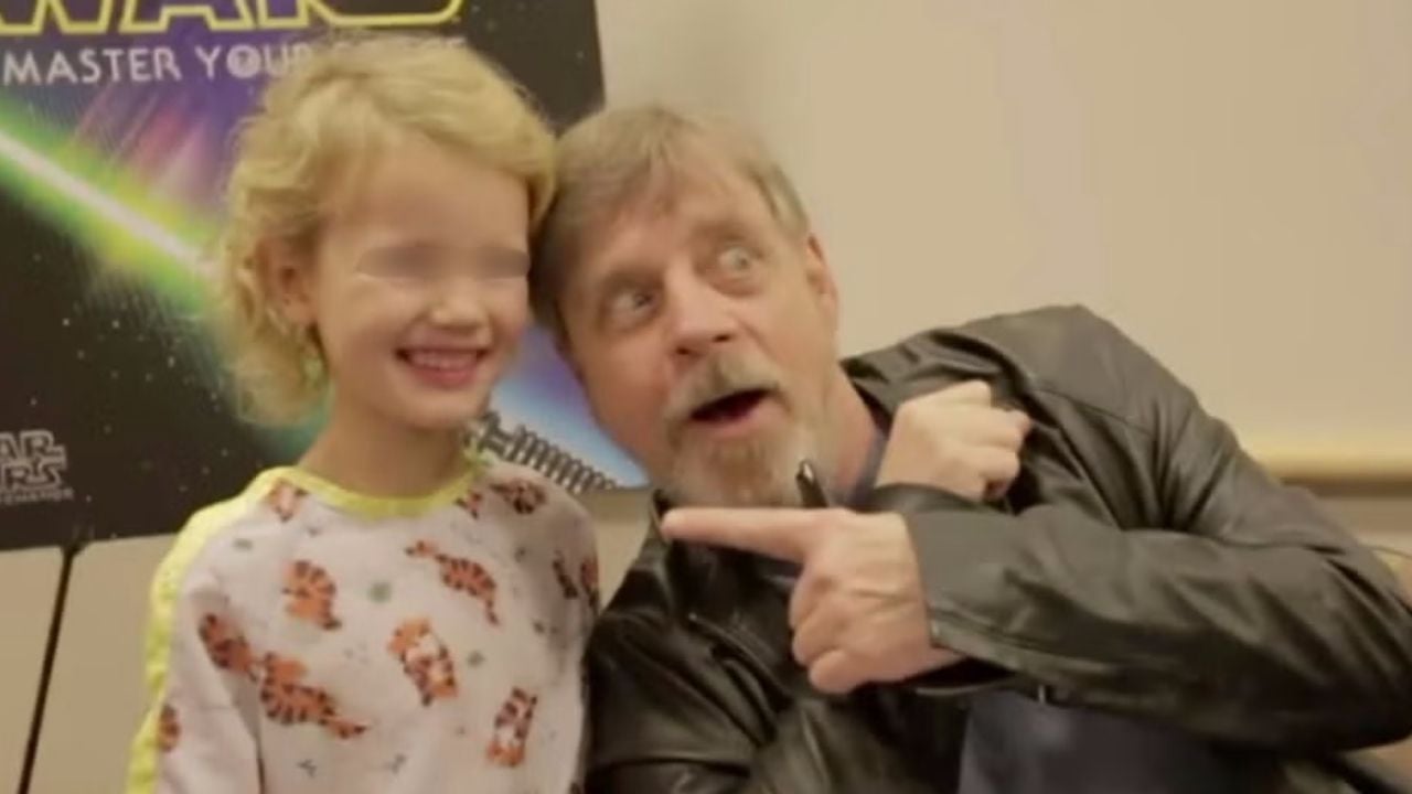 Mark Hamill, mejor conocido como Luke Skywalker en un hospital para niños.