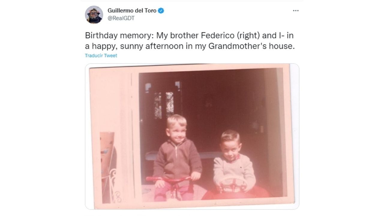 Guillermo del Toro muestra una foto de niño su cuenta de X.