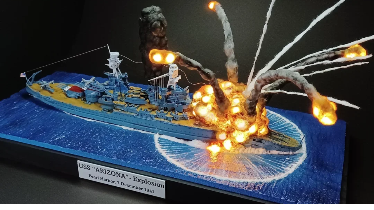 Maqueta mostrando explosión en Pearl Harbor durante el ataque japonés.