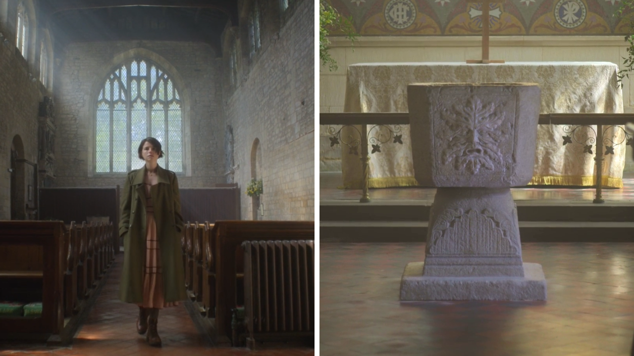 En el interior de la iglesia, frente al altar, Harper contempla un conjunto escultórico con el grabado del Hombre verde.