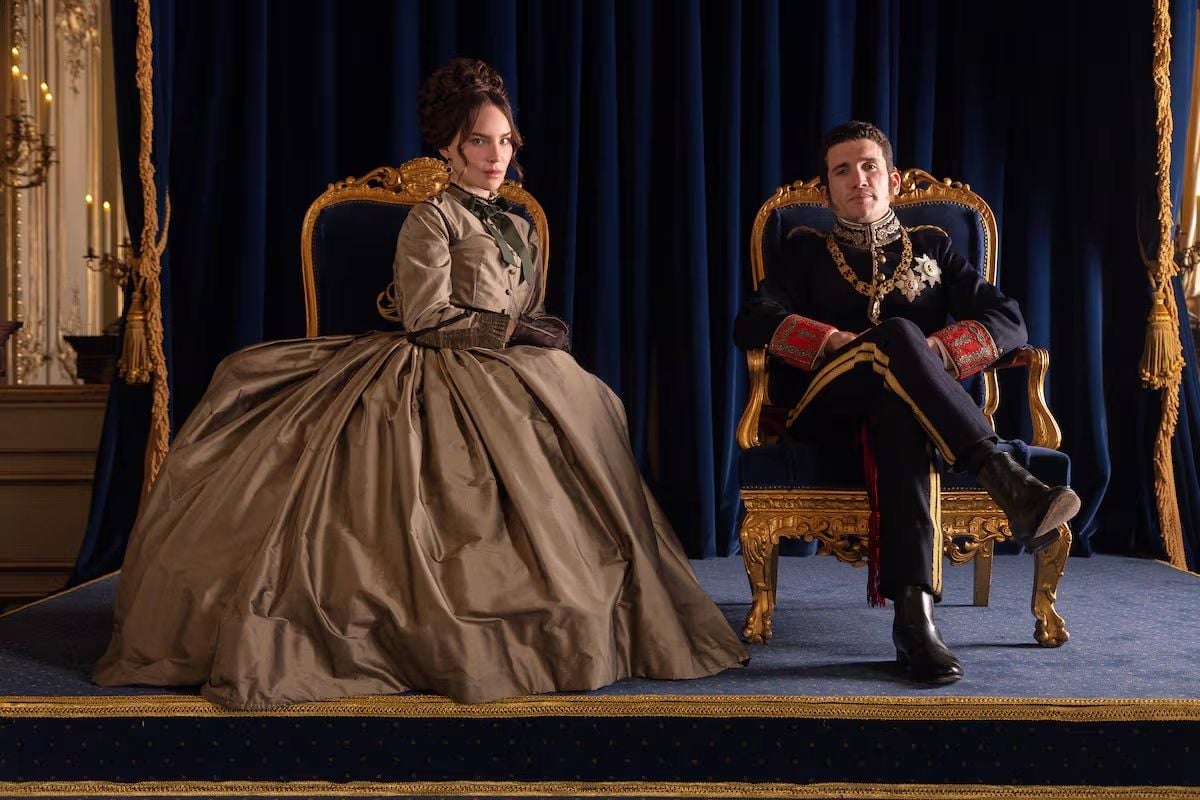 Belinda y Jaime Lorente como Carlota y Maximiliano.