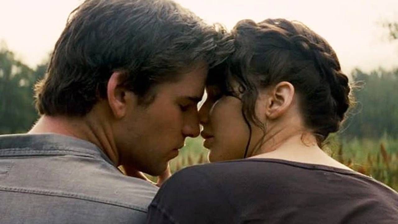 Liam Hemsworth dice que J-Law lo besaba con aliento a pescado y ajo