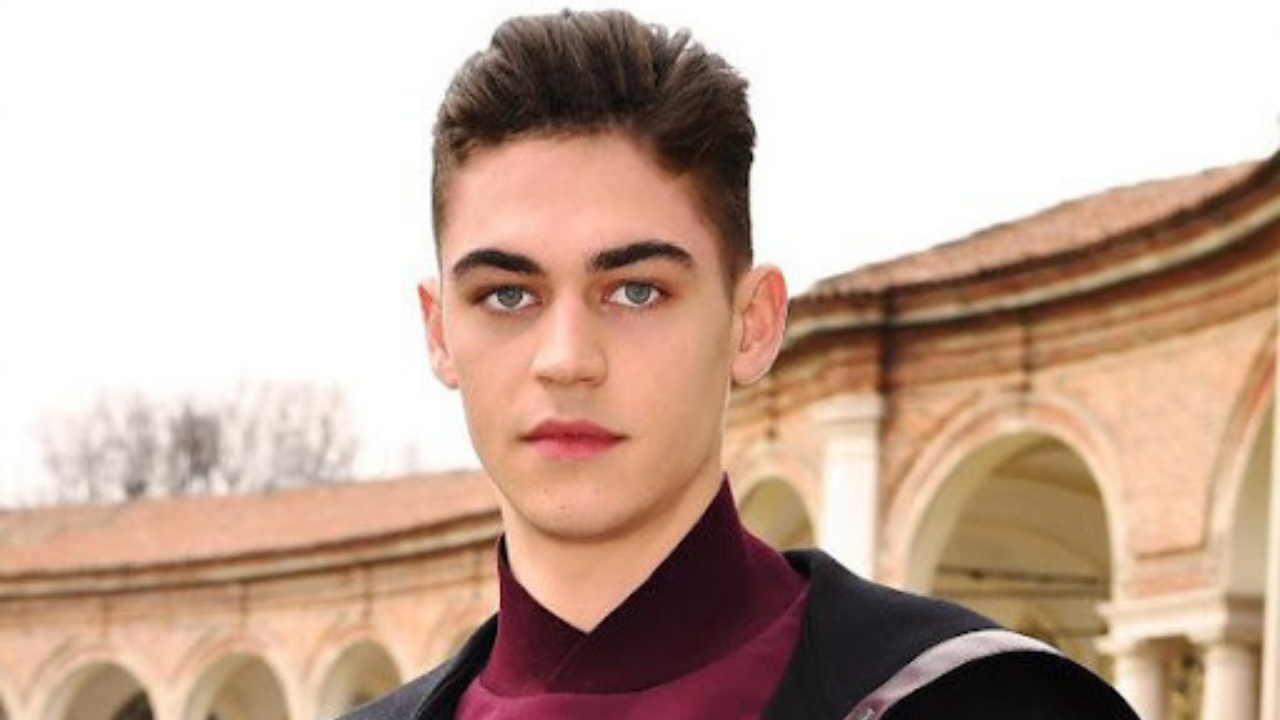 Хиро файнс. Хиро Файнс-Тиффин. Hero Fiennes Tiffin. Хиро Борегард Фолкнер Файнс-Тиффин. Hero Fiennes Tiffin и его девушка.