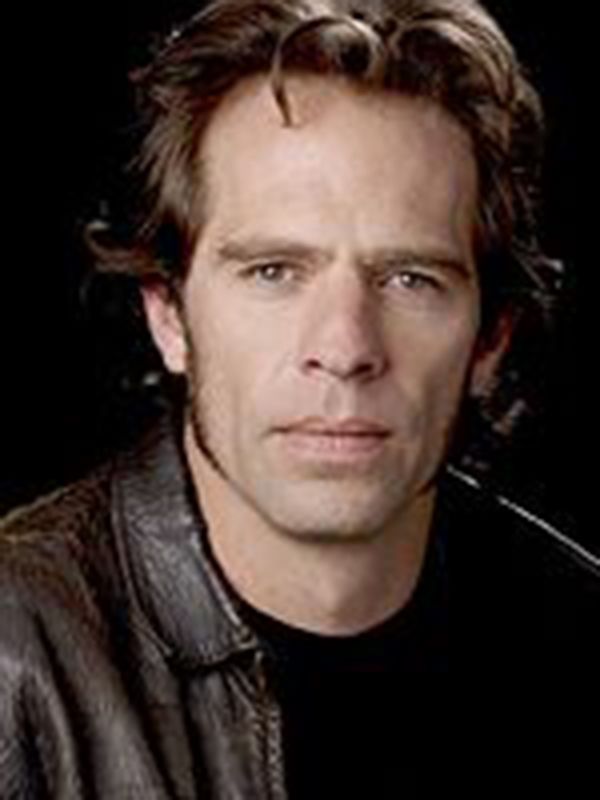 Neil Sandilands Su biografía