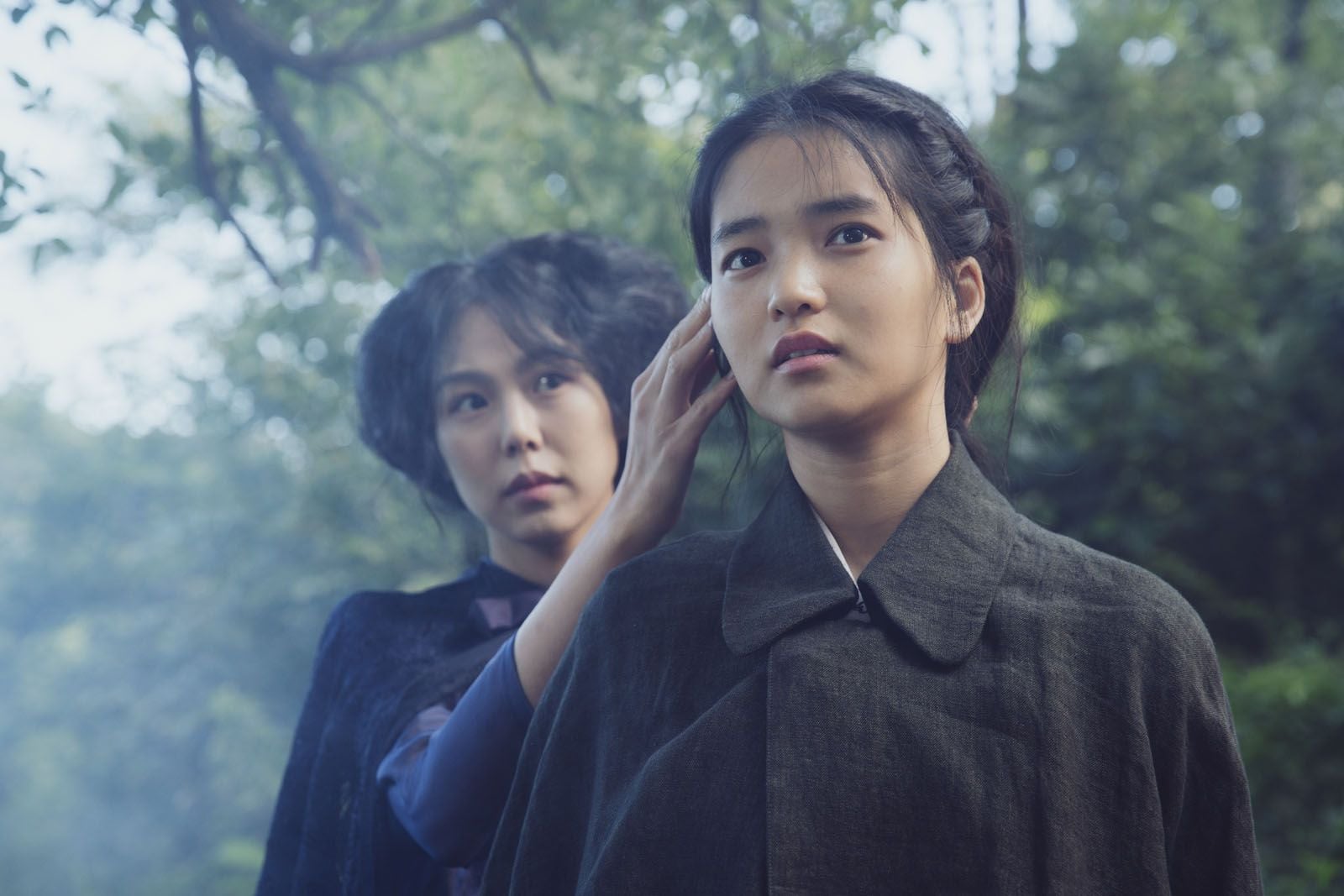 아가씨 리뷰 - 숲에서 서로의 머리카락을 만져 주는 숙희와 히데코