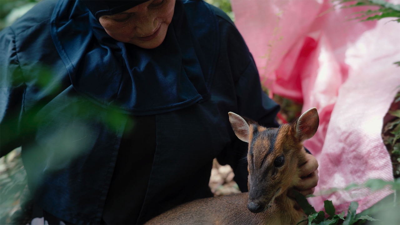 The Woman Carrying the Prey : Foto
