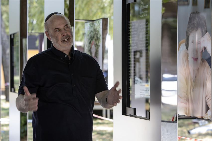 For the Living : Foto