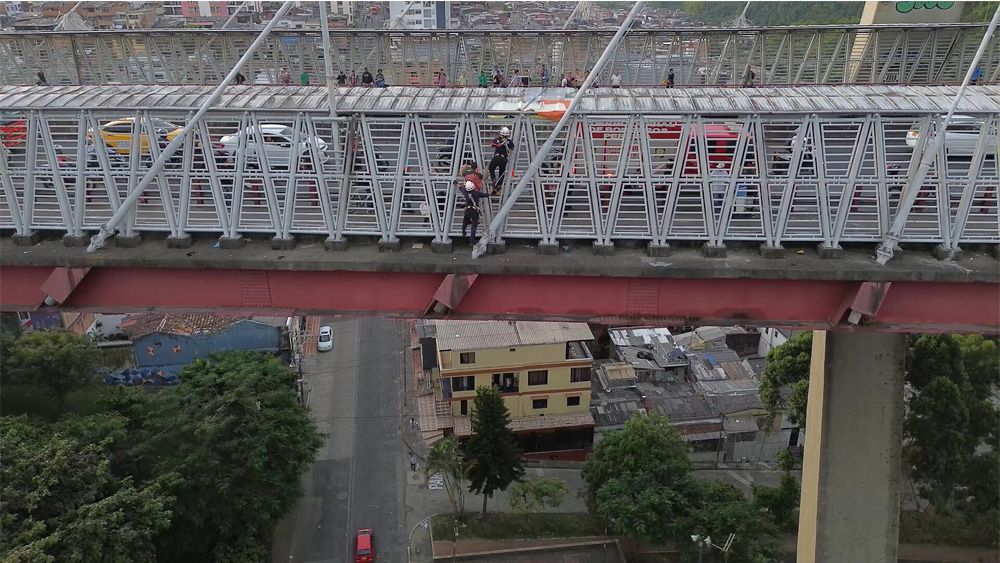 Al borde del puente : Foto