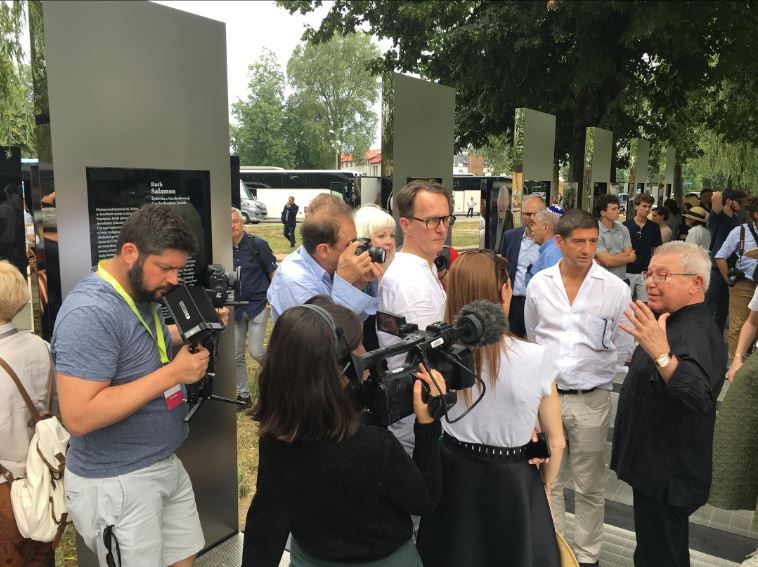 For the Living : Foto