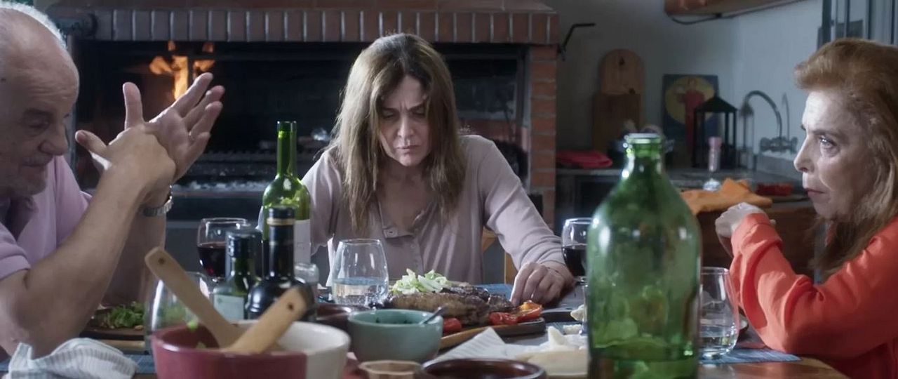 Una jirafa en el balcón : Foto