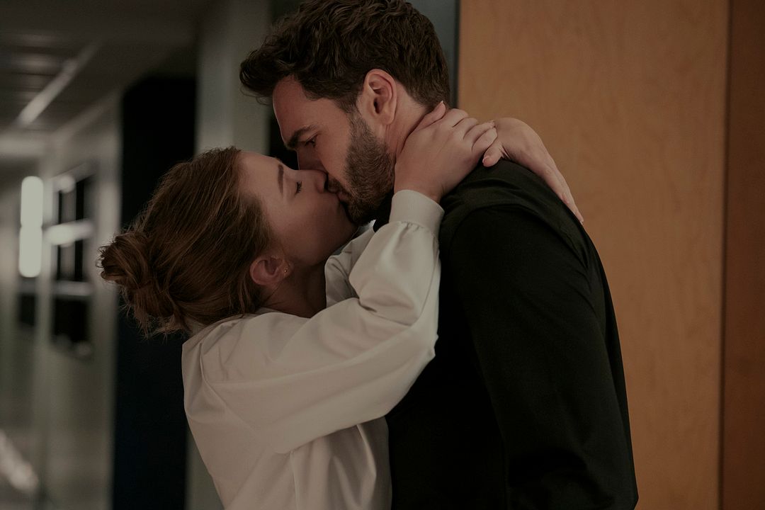 La hipótesis del amor : Foto Tom Bateman, Lili Reinhart