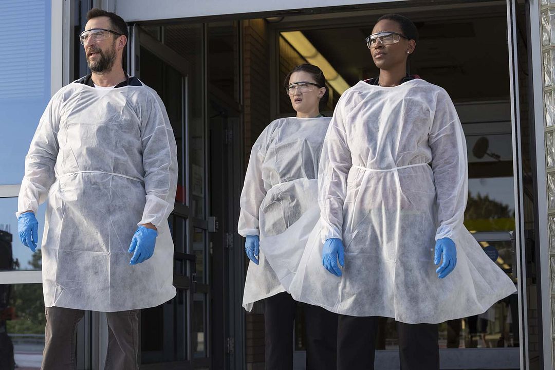 Foto Noah Wyle, Isa Briones, Tracy Ifeachor