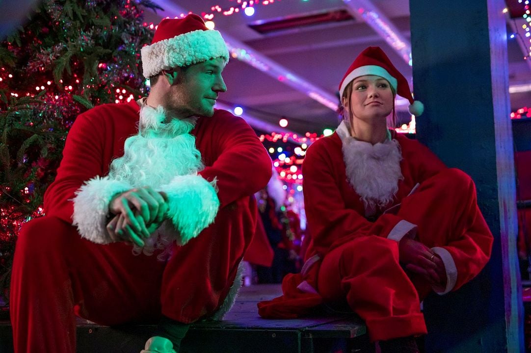 Un robo muy navideño : Foto Olivia Holt, Connor Swindells