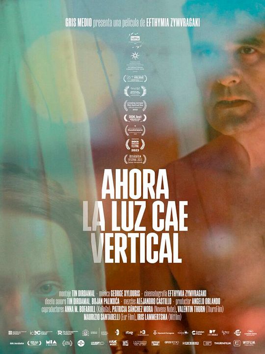 Ahora la luz cae vertical : Póster
