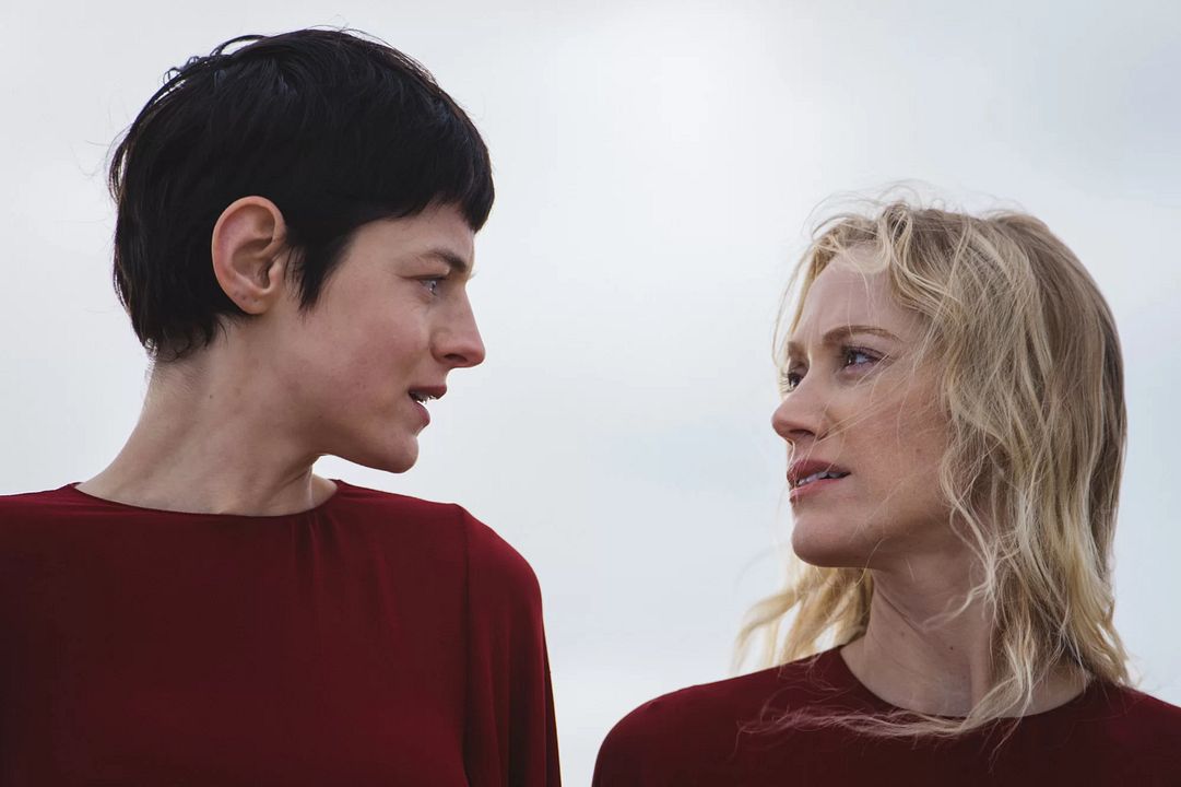 100 Nights Of Hero : Foto Maika Monroe, Emma Corrin